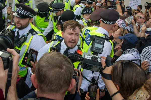 Londra, Birleşik Krallık, 6 Eylül 2025 - Metropolitan Polisi üyeleri, Parlamento Meydanı 'ndaki Filistin yanlısı bir gösteride protestocularla boğuşuyor.