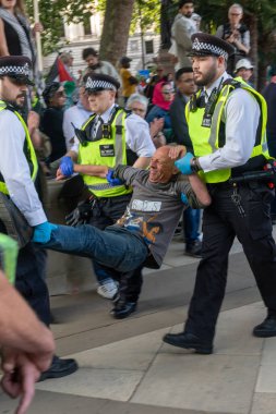 Londra, Birleşik Krallık, 6 Eylül 2025 - Metropolitan Polisi Parlamento Meydanı 'nda Filistin yanlısı bir protestocu tutukladı
