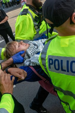 Londra, Birleşik Krallık, 6 Eylül 2025 - Metropolitan Polisi Parlamento Meydanı 'nda Filistin yanlısı bir protestocu tutukladı