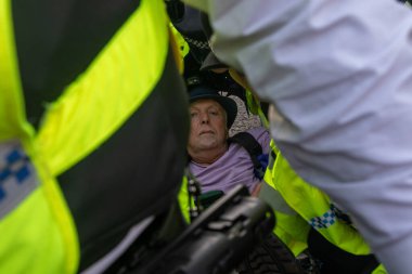 Londra, Birleşik Krallık, 6 Eylül 2025 - Metropolitan Polisi Parlamento Meydanı 'nda Filistin yanlısı bir protestocu tutukladı