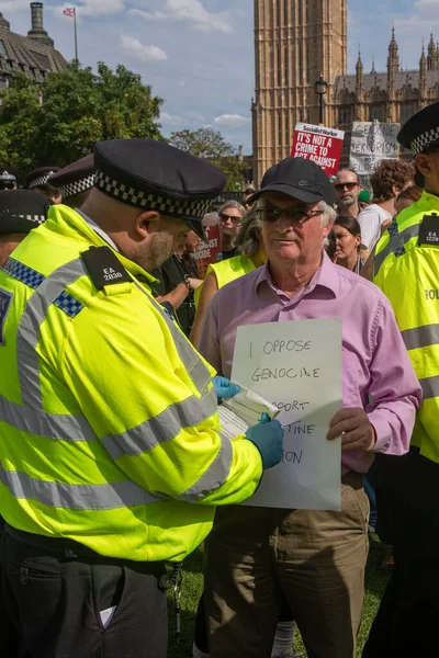 Londra, Birleşik Krallık, 6 Eylül 2025 - Metropolitan Polisi Parlamento Meydanı 'nda Filistin yanlısı bir protestocuyu tutukladı