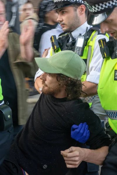 Londra, Birleşik Krallık, 6 Eylül 2025 - Metropolitan Polisi Parlamento Meydanı 'nda Filistin yanlısı bir protestocu tutukladı