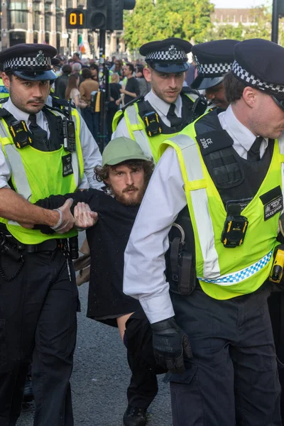 Londra, Birleşik Krallık, 6 Eylül 2025 - Metropolitan Polisi Parlamento Meydanı 'nda Filistin yanlısı bir protestocu tutukladı