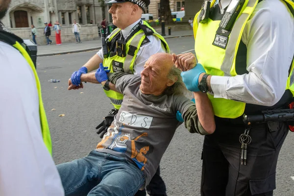 Londra, Birleşik Krallık, 6 Eylül 2025 - Metropolitan Polisi Parlamento Meydanı 'nda Filistin yanlısı bir protestocu tutukladı