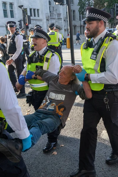 Londra, Birleşik Krallık, 6 Eylül 2025 - Metropolitan Polisi Parlamento Meydanı 'nda Filistin yanlısı bir protestocu tutukladı