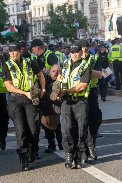 Londra, Birleşik Krallık, 6 Eylül 2025 - Metropolitan Polisi Parlamento Meydanı 'nda Filistin yanlısı bir protestocu tutukladı