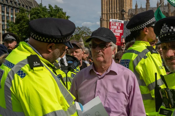 Londra, Birleşik Krallık, 6 Eylül 2025 - Metropolitan Polisi Parlamento Meydanı 'nda Filistin yanlısı bir protestocuyu tutukladı