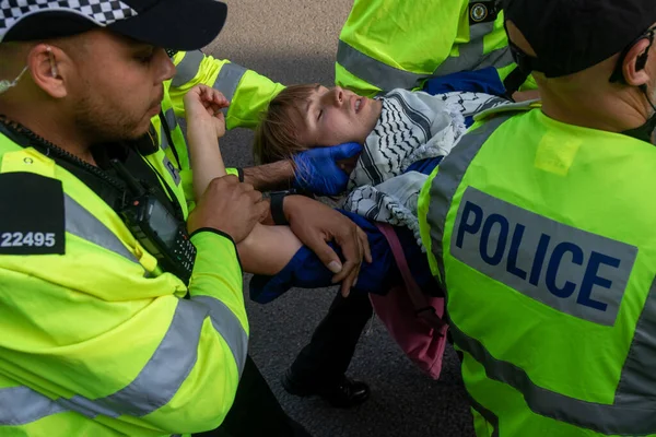 Londra, Birleşik Krallık, 6 Eylül 2025 - Metropolitan Polisi Parlamento Meydanı 'nda Filistin yanlısı bir protestocu tutukladı