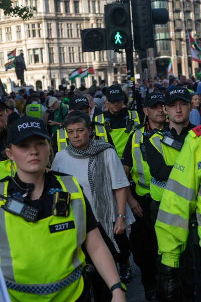 Londra, Birleşik Krallık, 6 Eylül 2025 - Metropolitan Polisi Parlamento Meydanı 'nda Filistin yanlısı bir protestocuyu tutukladı