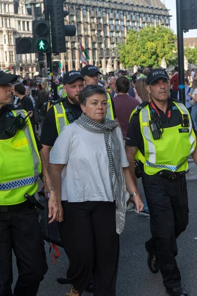Londra, Birleşik Krallık, 6 Eylül 2025 - Metropolitan Polisi Parlamento Meydanı 'nda Filistin yanlısı bir protestocuyu tutukladı