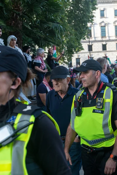 Londra, Birleşik Krallık, 6 Eylül 2025 - Metropolitan Polisi, Parlamento Meydanı 'nda yaşlı bir Filistinli protestocuyu tutukladı