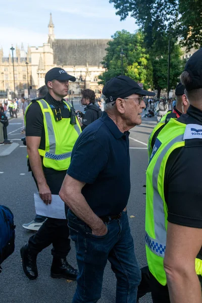 Londra, Birleşik Krallık, 6 Eylül 2025 - Metropolitan Polisi, Parlamento Meydanı 'nda yaşlı bir Filistinli protestocuyu tutukladı
