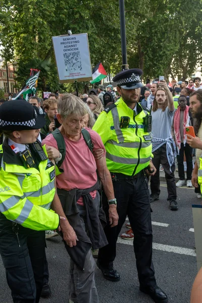 Londra, Birleşik Krallık, 6 Eylül 2025 - Metropolitan Polisi, Parlamento Meydanı 'nda yaşlı bir Filistinli protestocuyu tutukladı