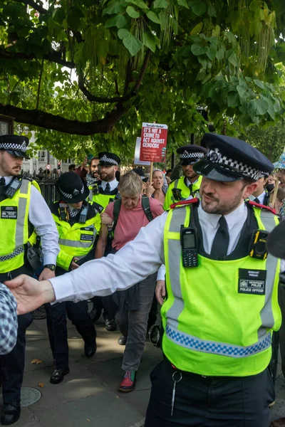 Londra, Birleşik Krallık, 6 Eylül 2025 - Metropolitan Polisi, Parlamento Meydanı 'nda yaşlı bir Filistinli protestocuyu tutukladı