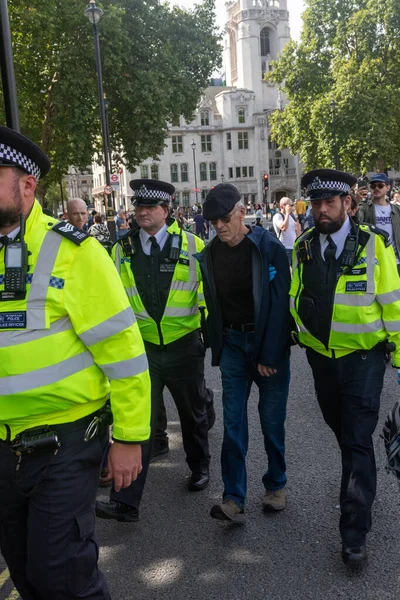 Londra, Birleşik Krallık, 6 Eylül 2025 - Metropolitan Polisi Parlamento Meydanı 'nda Filistin yanlısı bir protestocuyu tutukladı