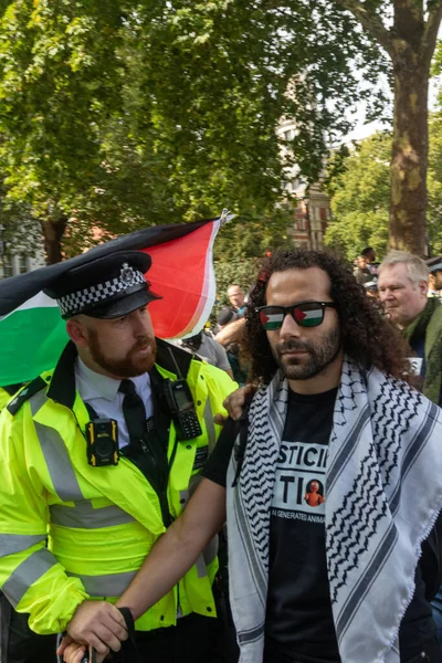 Londra, Birleşik Krallık, 6 Eylül 2025 - Metropolitan Polisi Parlamento Meydanı 'nda Filistin yanlısı bir protestocuyu tutukladı