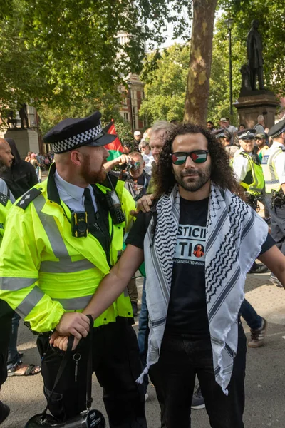 Londra, Birleşik Krallık, 6 Eylül 2025 - Metropolitan Polisi Parlamento Meydanı 'nda Filistin yanlısı bir protestocuyu tutukladı