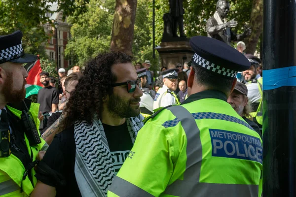 Londra, Birleşik Krallık, 6 Eylül 2025 - Metropolitan Polisi Parlamento Meydanı 'nda Filistin yanlısı bir protestocuyu tutukladı