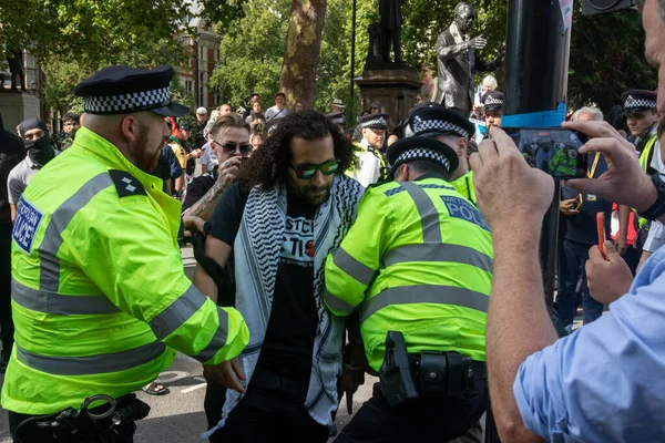 Londra, Birleşik Krallık, 6 Eylül 2025 - Metropolitan Polisi Parlamento Meydanı 'nda Filistin yanlısı bir protestocuyu tutukladı