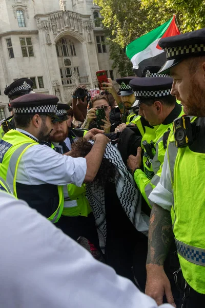 Londra, Birleşik Krallık, 6 Eylül 2025 - Metropolitan Polisi Parlamento Meydanı 'nda Filistin yanlısı bir protestocuyu tutukladı