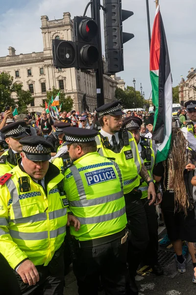 Londra, Birleşik Krallık, 6 Eylül 2025 - Metropolitan Polisi Parlamento Meydanı 'nda Filistin yanlısı bir protestocuyu tutukladı