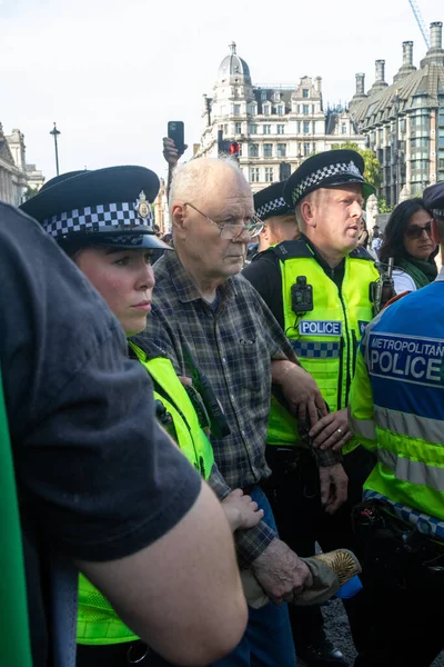 Londra, Birleşik Krallık, 6 Eylül 2025 - Metropolitan Polisi, Parlamento Meydanı 'nda yaşlı bir Filistinli protestocuyu tutukladı