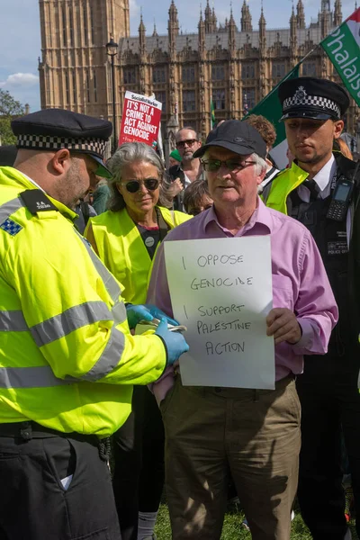 Londra, Birleşik Krallık, 6 Eylül 2025 - Metropolitan Polisi Parlamento Meydanı 'nda Filistin yanlısı bir protestocuyu tutukladı