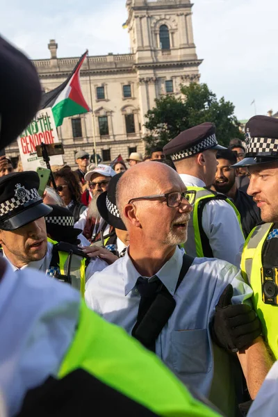 Londra, Birleşik Krallık, 6 Eylül 2025 - Metropolitan Polisi Parlamento Meydanı 'nda Filistin yanlısı bir protestocuyu tutukladı