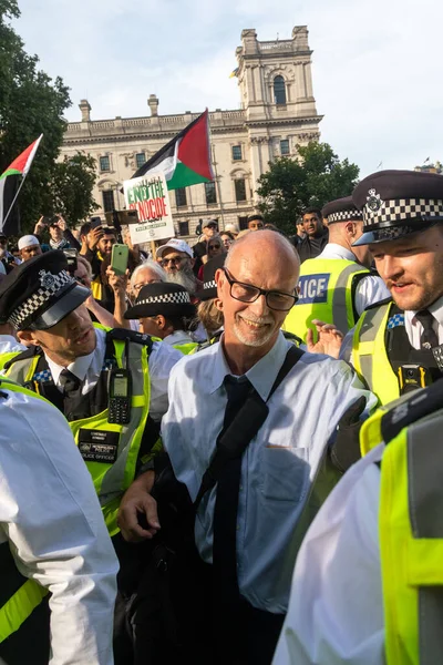 Londra, Birleşik Krallık, 6 Eylül 2025 - Metropolitan Polisi Parlamento Meydanı 'nda gülümseyen bir Filistinli protestocuyu tutukladı