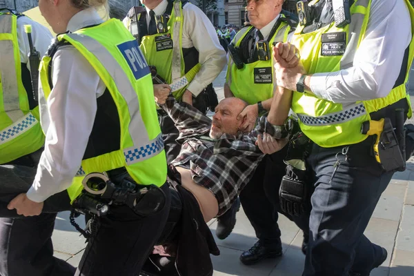 Londra, Birleşik Krallık, 6 Eylül 2025 - Metropolitan Polisi Parlamento Meydanı 'nda Filistin yanlısı bir protestocu tutukladı