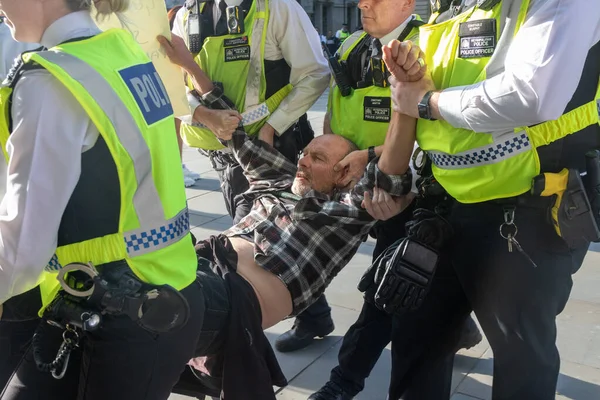 Londra, Birleşik Krallık, 6 Eylül 2025 - Metropolitan Polisi Parlamento Meydanı 'nda Filistin yanlısı bir protestocu tutukladı