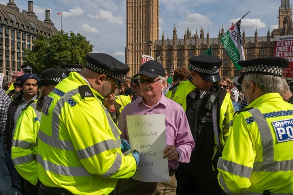 Londra, Birleşik Krallık, 6 Eylül 2025 - Metropolitan Polisi Parlamento Meydanı 'nda Filistin yanlısı bir protestocuyu tutukladı