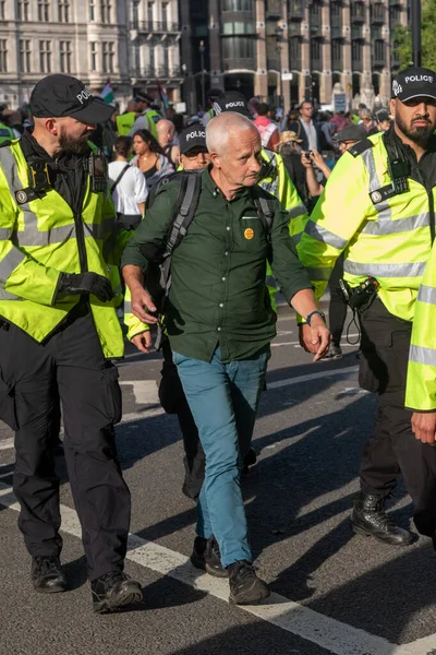 Londra, Birleşik Krallık, 6 Eylül 2025 - Metropolitan Polisi Parlamento Meydanı 'nda Filistin yanlısı bir protestocuyu tutukladı