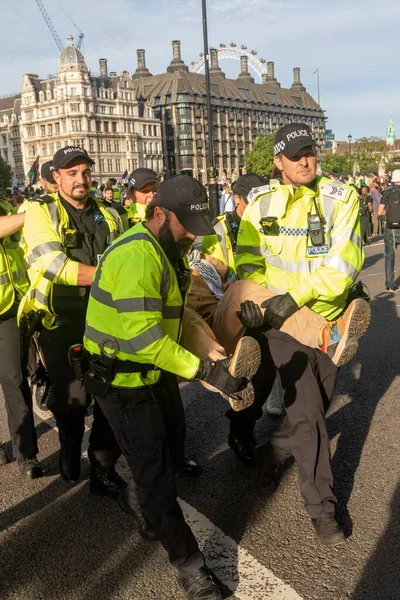 Londra, Birleşik Krallık, 6 Eylül 2025 - Metropolitan Polisi Parlamento Meydanı 'nda Filistin yanlısı bir protestocu tutukladı
