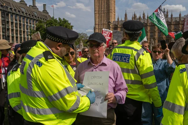 Londra, Birleşik Krallık, 6 Eylül 2025 - Metropolitan Polisi Parlamento Meydanı 'nda Filistin yanlısı bir protestocuyu tutukladı