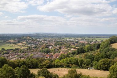 Glastonbury, Birleşik Krallık, 21 Ağustos 2025: Glastonbury Tor 'un tepesinden Glastonbury kasabası manzarası