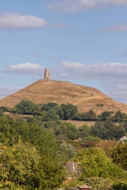 Glastonbury, Birleşik Krallık, 21 Ağustos 2025: Glastonbury Tor manzarası, Glastonbury kasabasından alındı