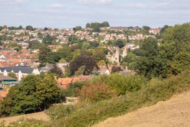 Glastonbury, Birleşik Krallık, 21 Ağustos 2025: Glastonbury kasabasının manzarası ve yerel bir tepenin tepesinden Glastonbury Abbey kalıntıları