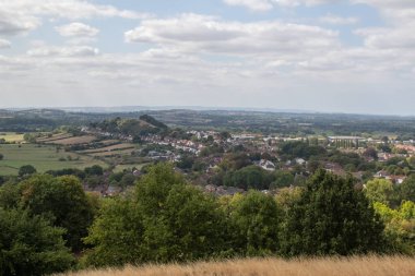 Glastonbury, Birleşik Krallık, 21 Ağustos 2025: Glastonbury Tor 'un tepesinden Glastonbury kasabası manzarası