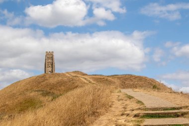 Glastonbury Tor 'un zirvesinde Aziz Michael Kilisesi' nin yıkıntılarının manzarası.