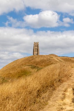 Glastonbury Tor 'un zirvesinde Aziz Michael Kilisesi' nin yıkıntılarının manzarası.