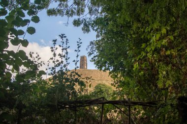 Glastonbury Tor 'un zirvesinde Aziz Michael Kilisesi' nin yıkıntılarının manzarası.