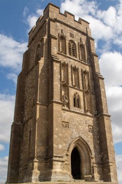 Glastonbury Tor 'un zirvesinde Aziz Michael Kilisesi' nin yıkıntılarının manzarası.
