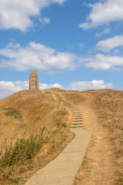 Glastonbury Tor 'un zirvesinde Aziz Michael Kilisesi' nin yıkıntılarının manzarası.
