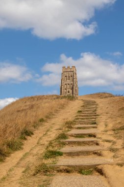 Glastonbury Tor 'un zirvesinde Aziz Michael Kilisesi' nin yıkıntılarının manzarası.
