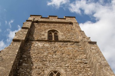 Glastonbury Tor 'un zirvesinde Aziz Michael Kilisesi' nin yıkıntılarının manzarası.