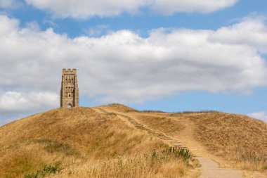Glastonbury Tor 'un zirvesinde Aziz Michael Kilisesi' nin yıkıntılarının manzarası.