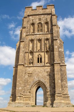 Glastonbury Tor 'un zirvesinde Aziz Michael Kilisesi' nin yıkıntılarının manzarası.