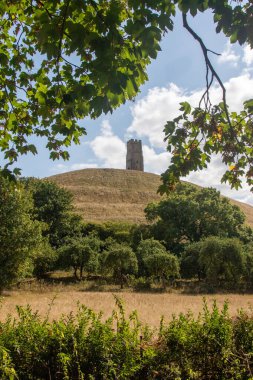 Glastonbury Tor 'un zirvesinde Aziz Michael Kilisesi' nin yıkıntılarının manzarası.