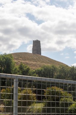Glastonbury Tor 'un zirvesinde Aziz Michael Kilisesi' nin yıkıntılarının manzarası.